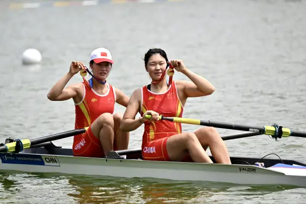 赛艇女子双人单桨比赛中国队夺冠(补两张赛后)
