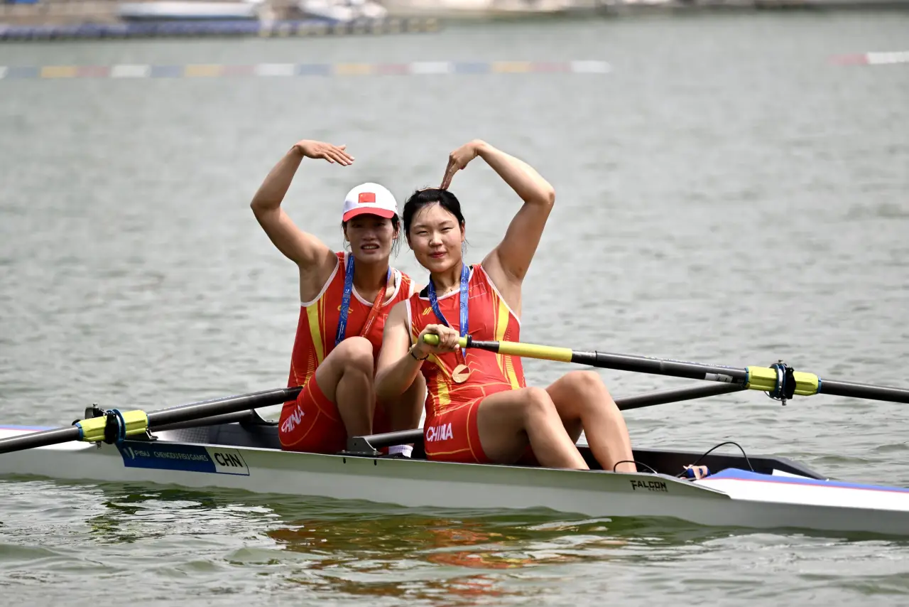 赛艇女子双人单桨比赛中国队夺冠(补两张赛后)(2)