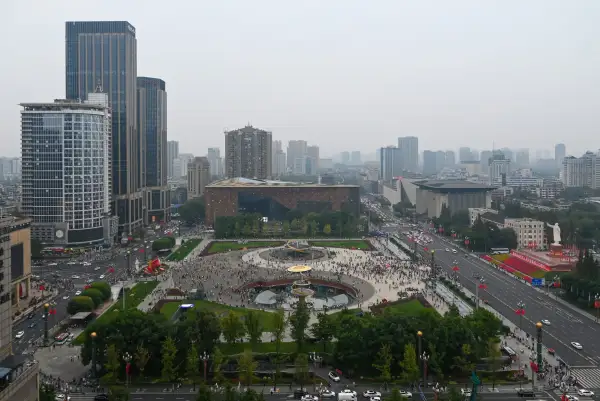 极美王勤成都天府广场升旗仪式